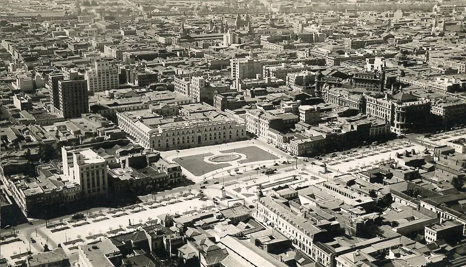 Gran perspectiva del Barrio Cívico de Santiago desde el aire en el año 1932.