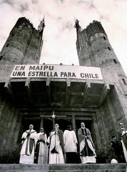 Misa durante la construcción del Templo Votivo de Maipú, ca. 1955