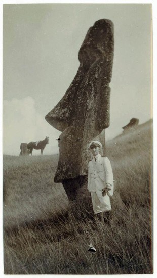 Marino posando junto a un Moai de Rapa Nui