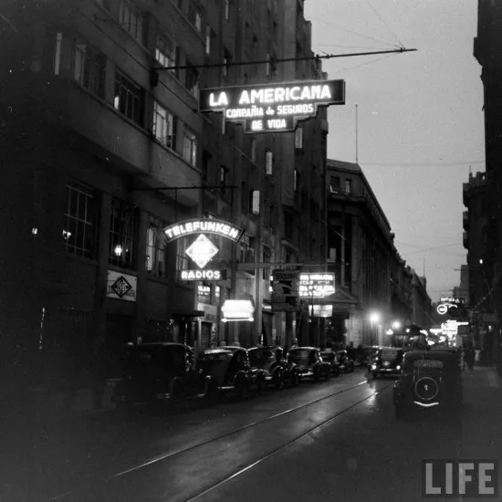 Foto nocturna en Agustinas esquina Bandera de Santiago en el año 1941