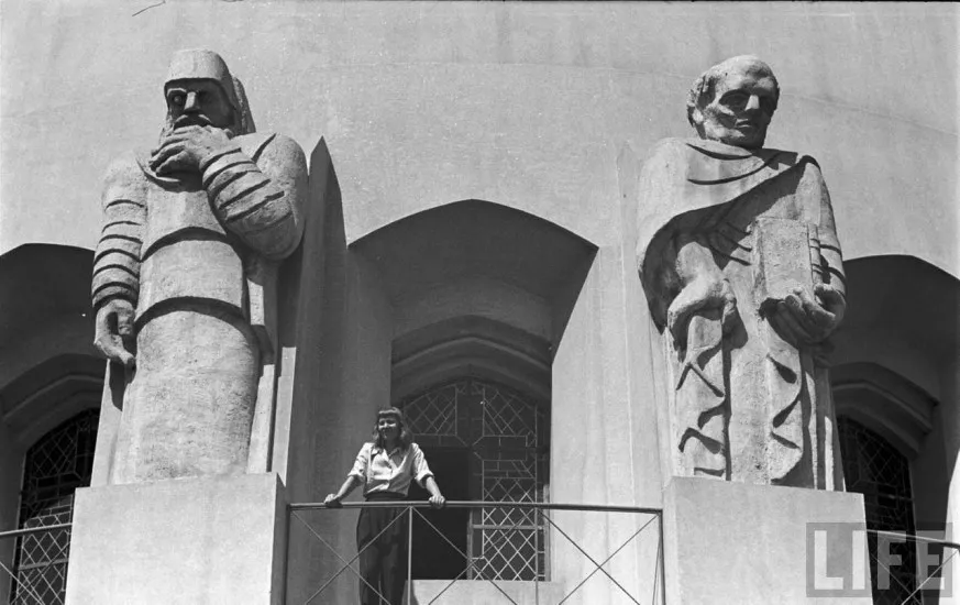 Profetas de la Basílica de Lourdes junto a su autora, 1946