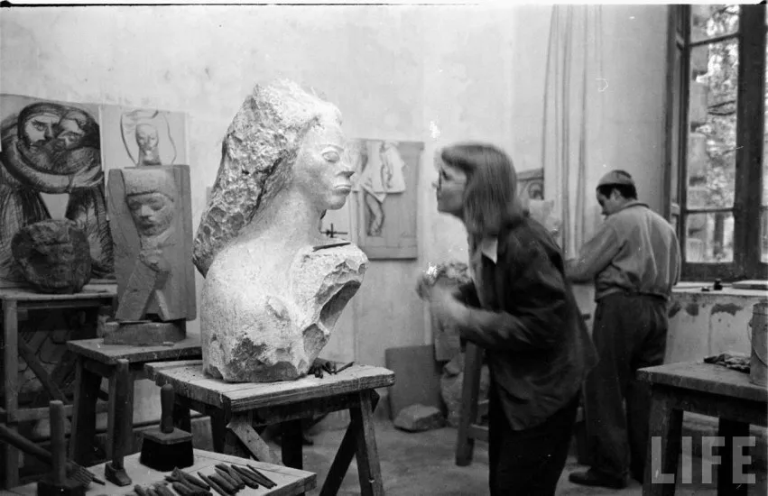 Lily Garafulic en su taller en el año 1946