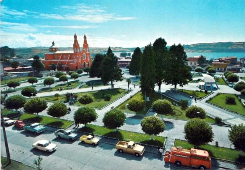 Así era la Plaza de Castro, Chiloé, alrededor de los años ’70s – ’80s.