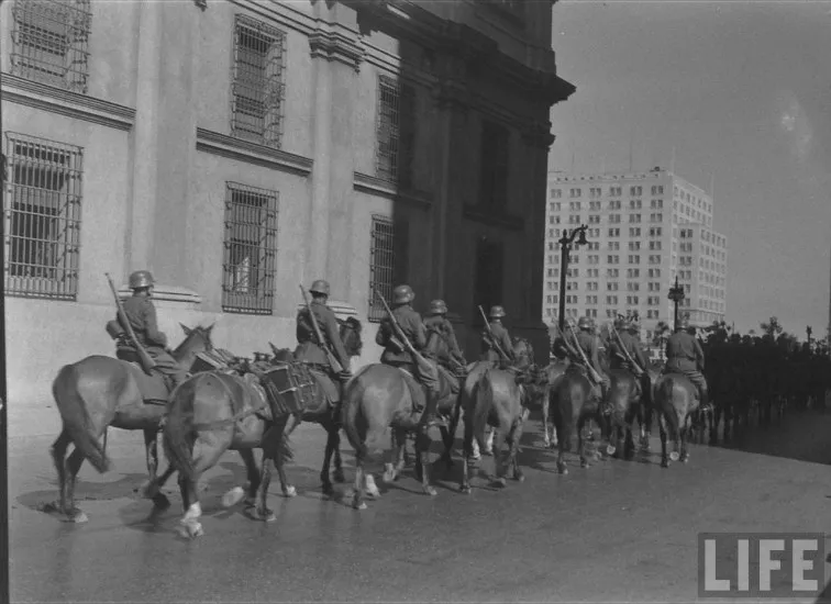 Caballería por calle Teatinos de Santiago en el año 1941.