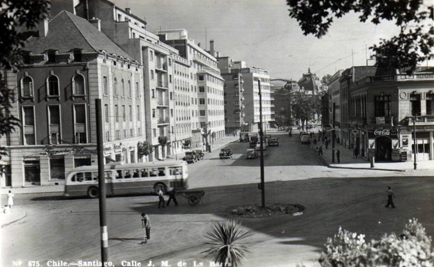Calle José Miguel De La Barra desde el Santa Lucía, circa 1945