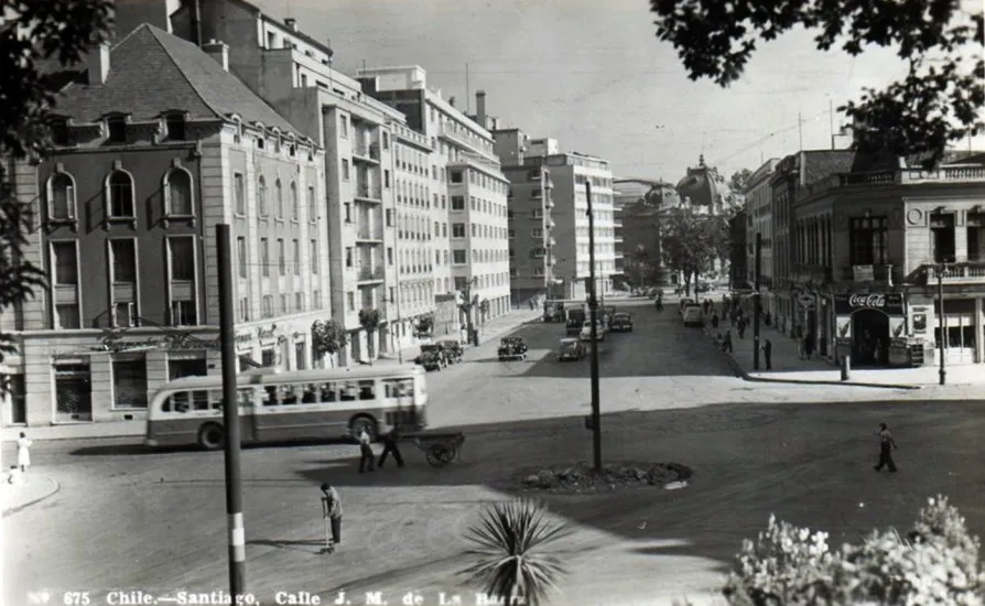 Calle José Miguel De La Barra desde el Santa Lucía, circa 1945