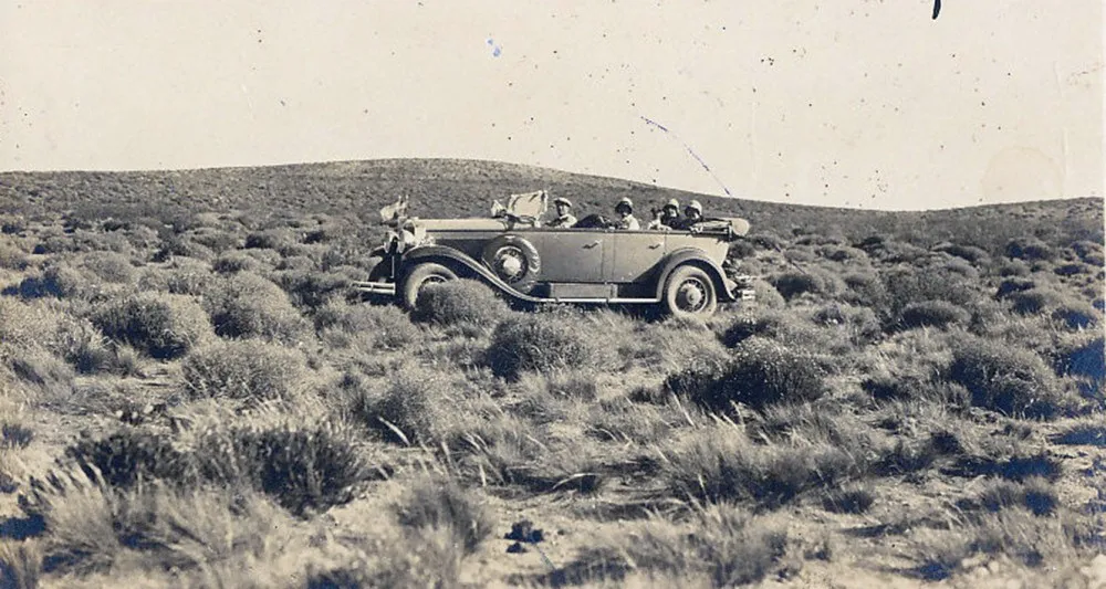 Un automóvil y el desierto patagónico, años ’30s.