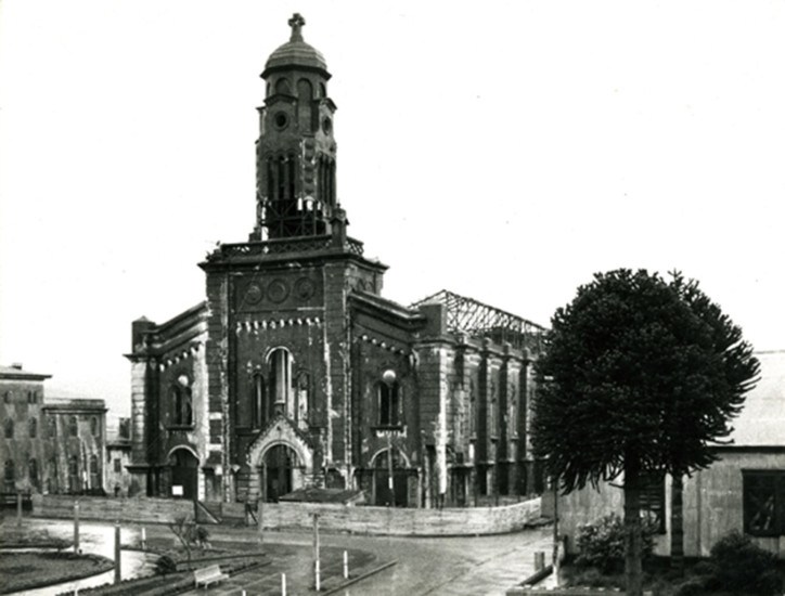 Catedral de Ancud preparada para su demolición, 1961.