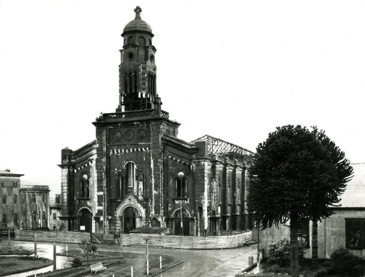 Catedral de Ancud preparada para su demolición, 1961.
