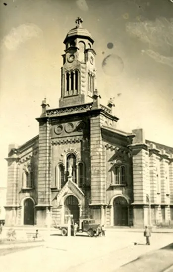 Catedral y el primer camión de la ciudad de Ancud, en 1945