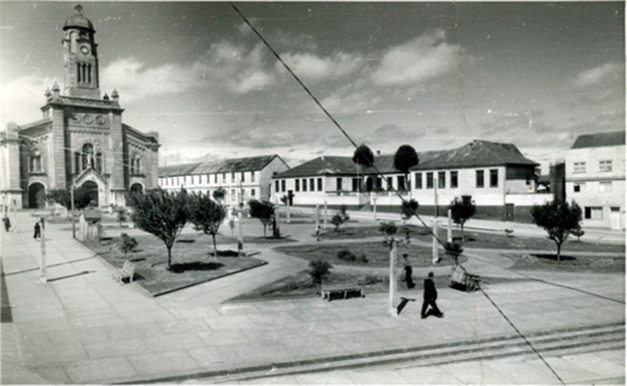 Plaza de Armas y Catedral de Ancud en 1950.