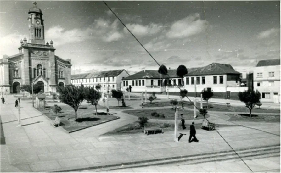 Plaza de Armas y Catedral de Ancud en 1950.