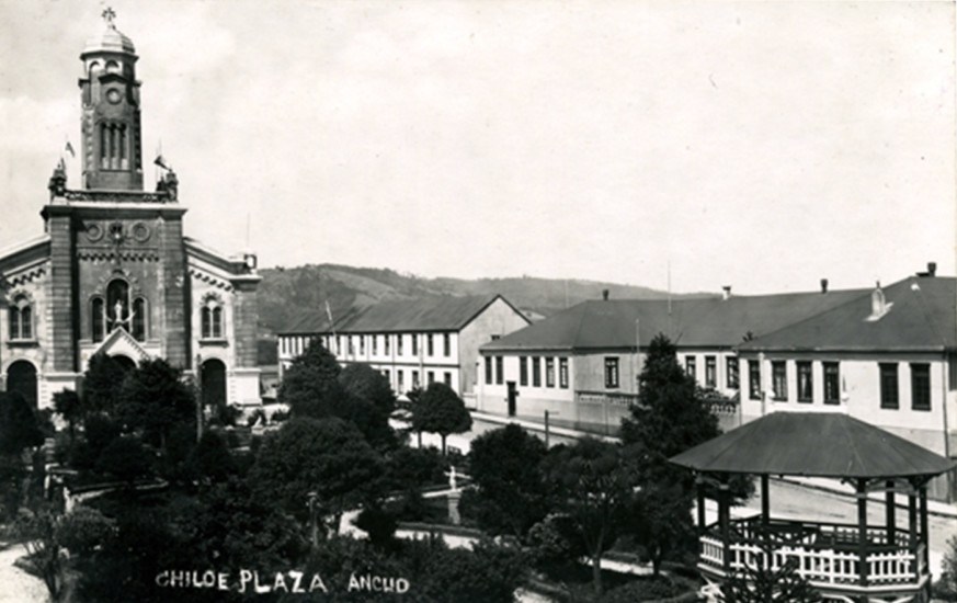 Catedral y Plaza de Ancud en 1941.