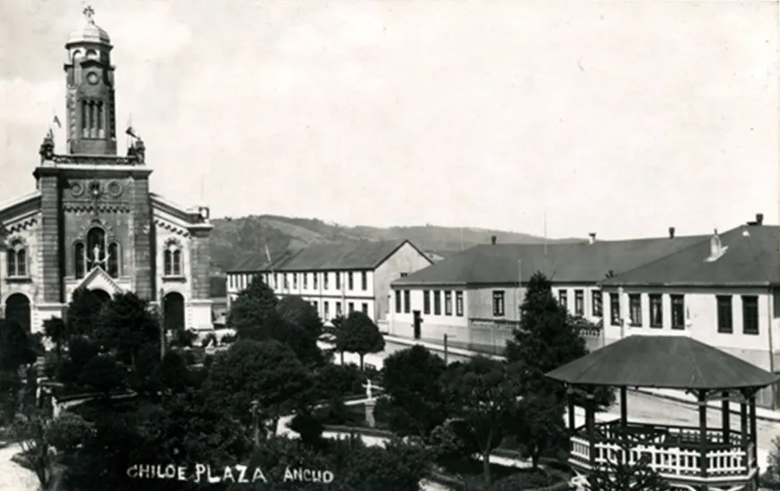 Catedral y Plaza de Ancud en 1941.