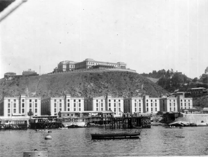 Almacenes Fiscales y Ex Escuela Naval, año 1900.