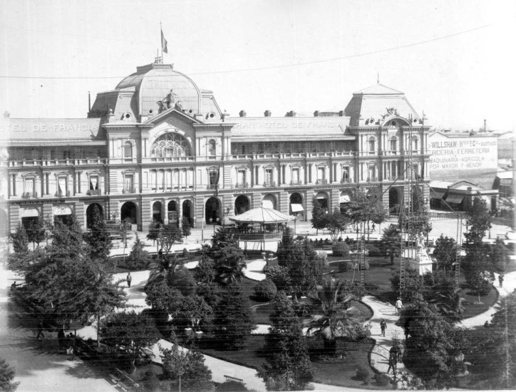 Plaza de Armas y Gran Hotel de Francia en 1900.