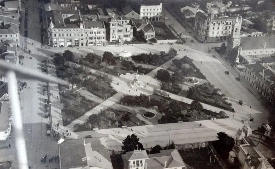 Plaza Muñoz Gamero de Punta Arenas desde el aire, entre 1920 y 1930.
