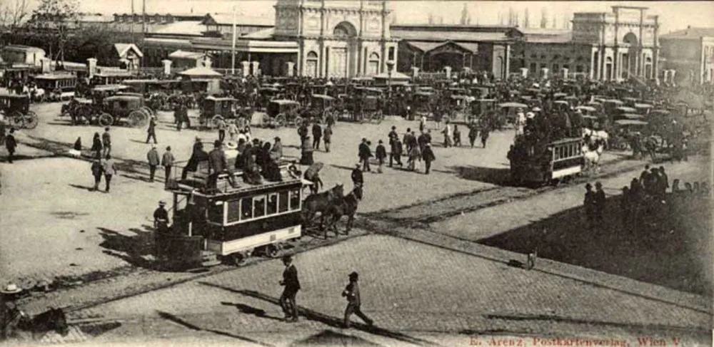 Antiguo diseño de Estación Central, y el tráfico en la Alameda, circa 1885.