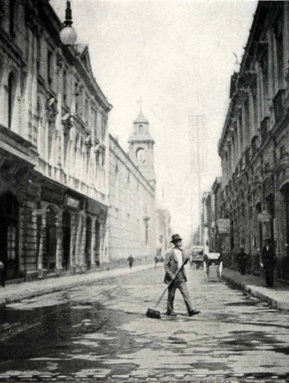 Calle Agustinas y un barrendero, a principios de Siglo XX.