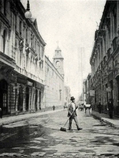 Calle Agustinas y un barrendero, a principios de Siglo XX.