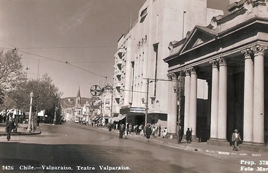 Teatro Valparaíso e Iglesia del Espíritu.