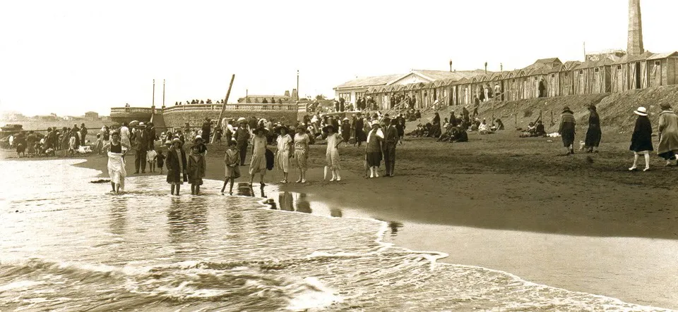 Veraneantes en la Playa de Pichilemu, Circa 1910.