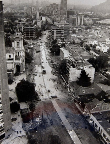 Avenida Providencia y la construcción de la Linea 1 del Metro de Santiago, 1980.