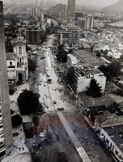 Avenida Providencia y la construcción de la Linea 1 del Metro de Santiago, 1980.