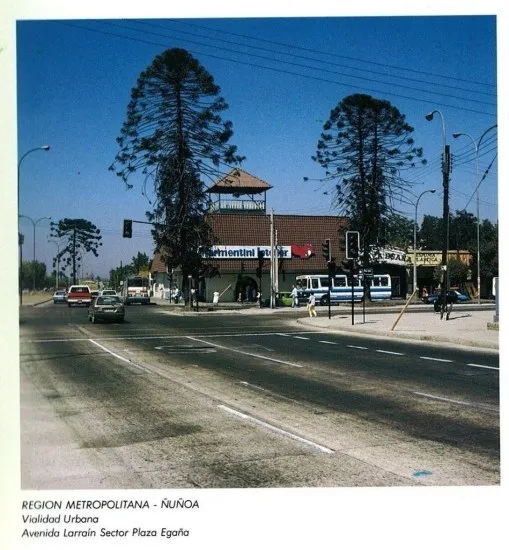 Esquina de Plaza Egaña, Ñuñoa, en 1988.