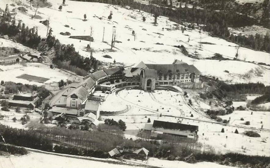 Gran vista aérea del Hotel Termas de Puyehue en 1954, bajo nieve.