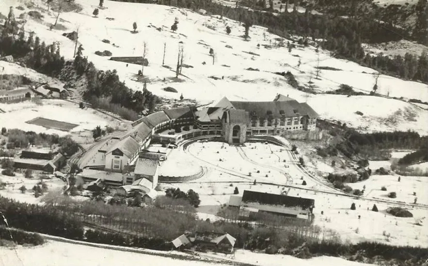Gran vista aérea del Hotel Termas de Puyehue en 1954, bajo nieve.