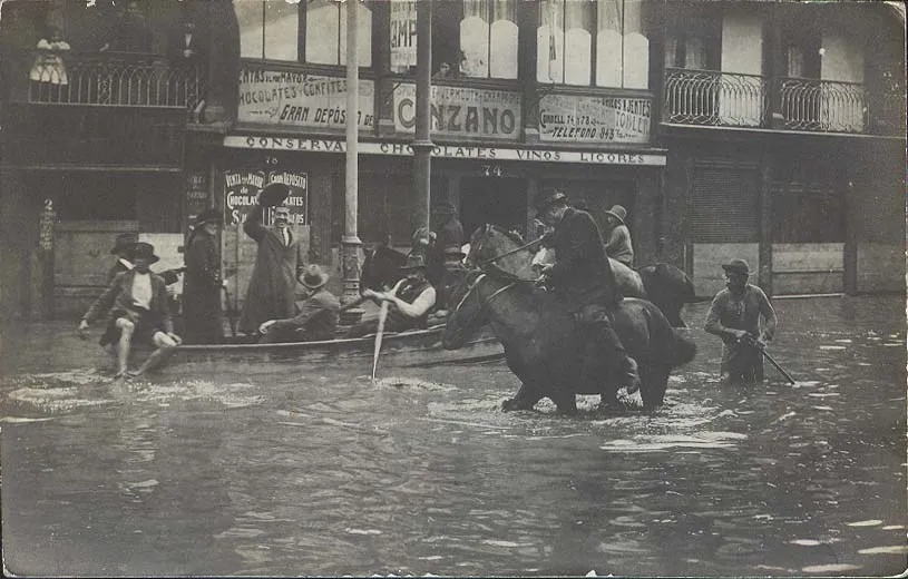 Inundación en Valparaíso, calle Condell con Pirámide, en 1914.