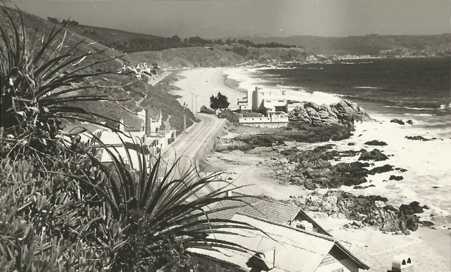 Playa de Reñaca y camino costero a Concón en 1954.