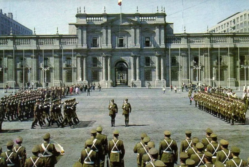 Cambio de Guardia frente a La Moneda