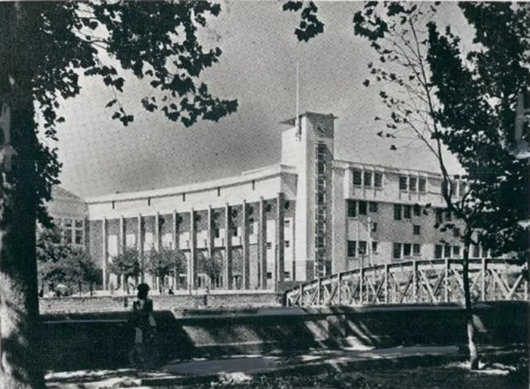 Escuela de Derecho de la Universidad de Chile y el Puente de Pio Nono en 1949