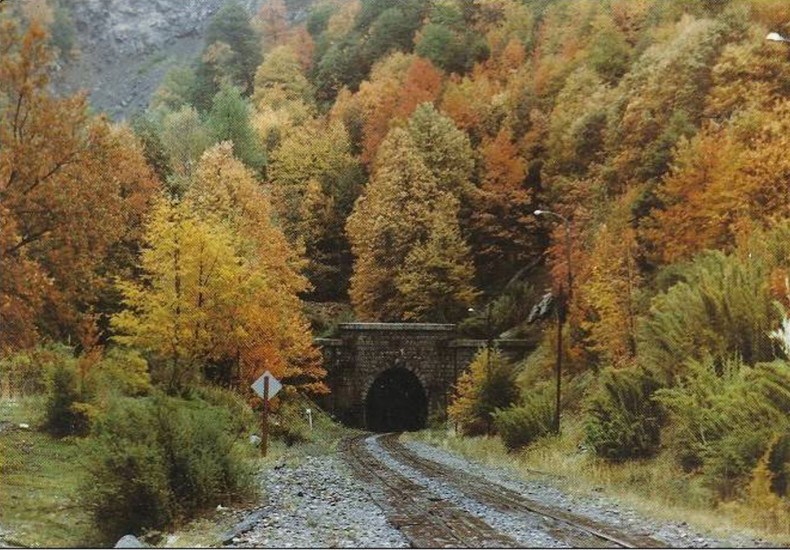 Túnel de Las Raíces, anterior al desarme de sus rieles ferroviarios, 1980