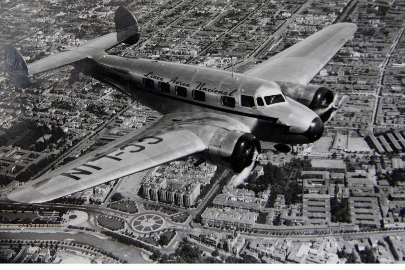 Avión Electra de LAN Chile sobrevolando Santiago, posterior a 1943