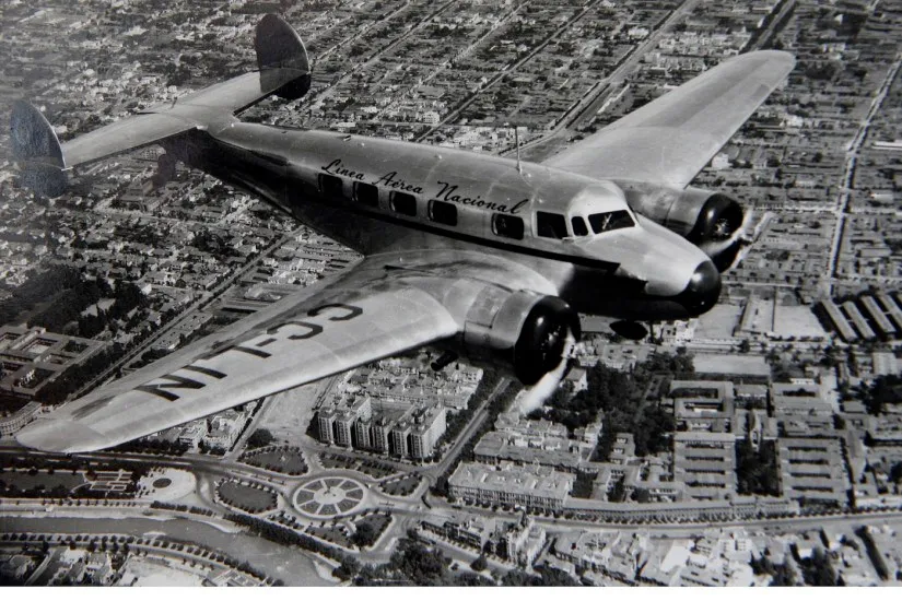 Avión Electra de LAN Chile sobrevolando Santiago, posterior a 1943