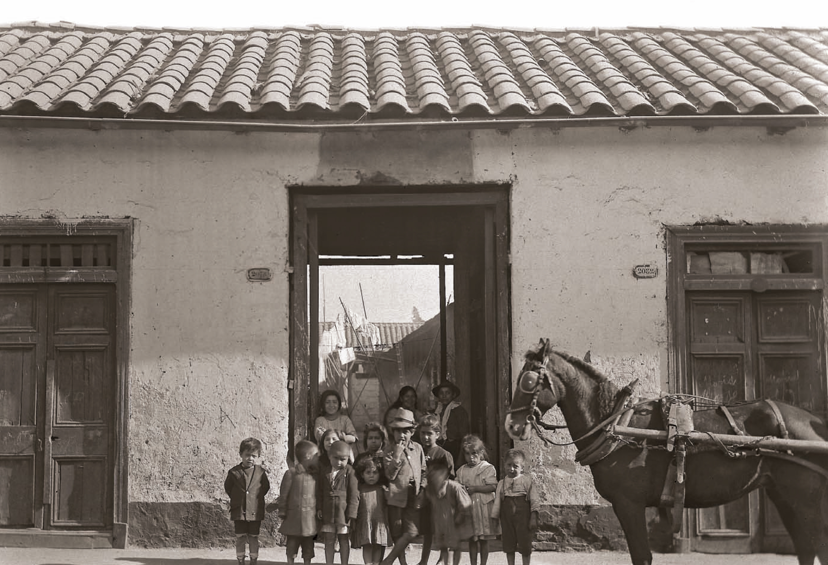 Niños posando en Avenida Brasil en 1920