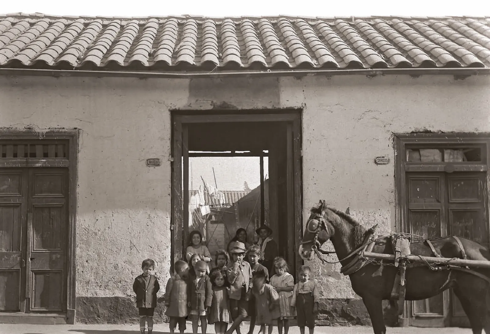 Niños posando en Avenida Brasil en 1920