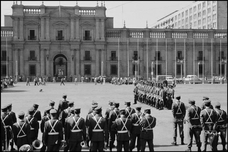 Guardia frente a la moneda en 1971