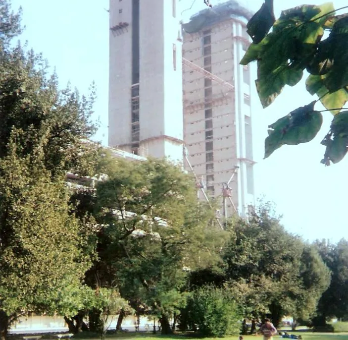 Construcción de la Torre Telefónica, año 1995