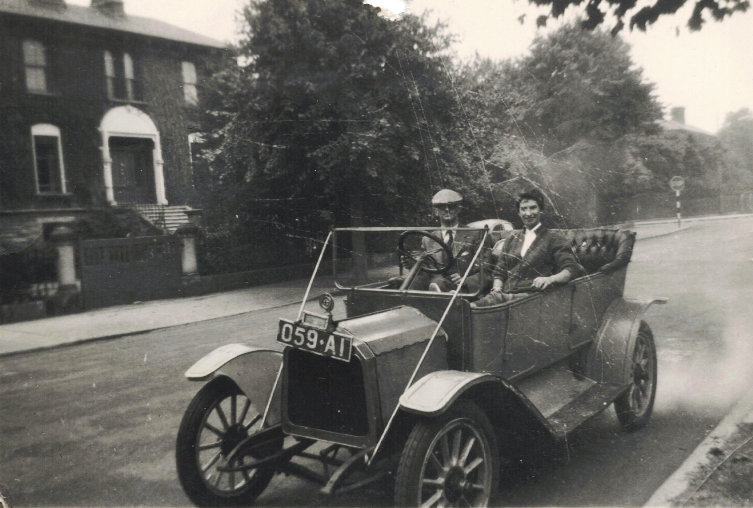 Auto en lugar desconocido en 1920