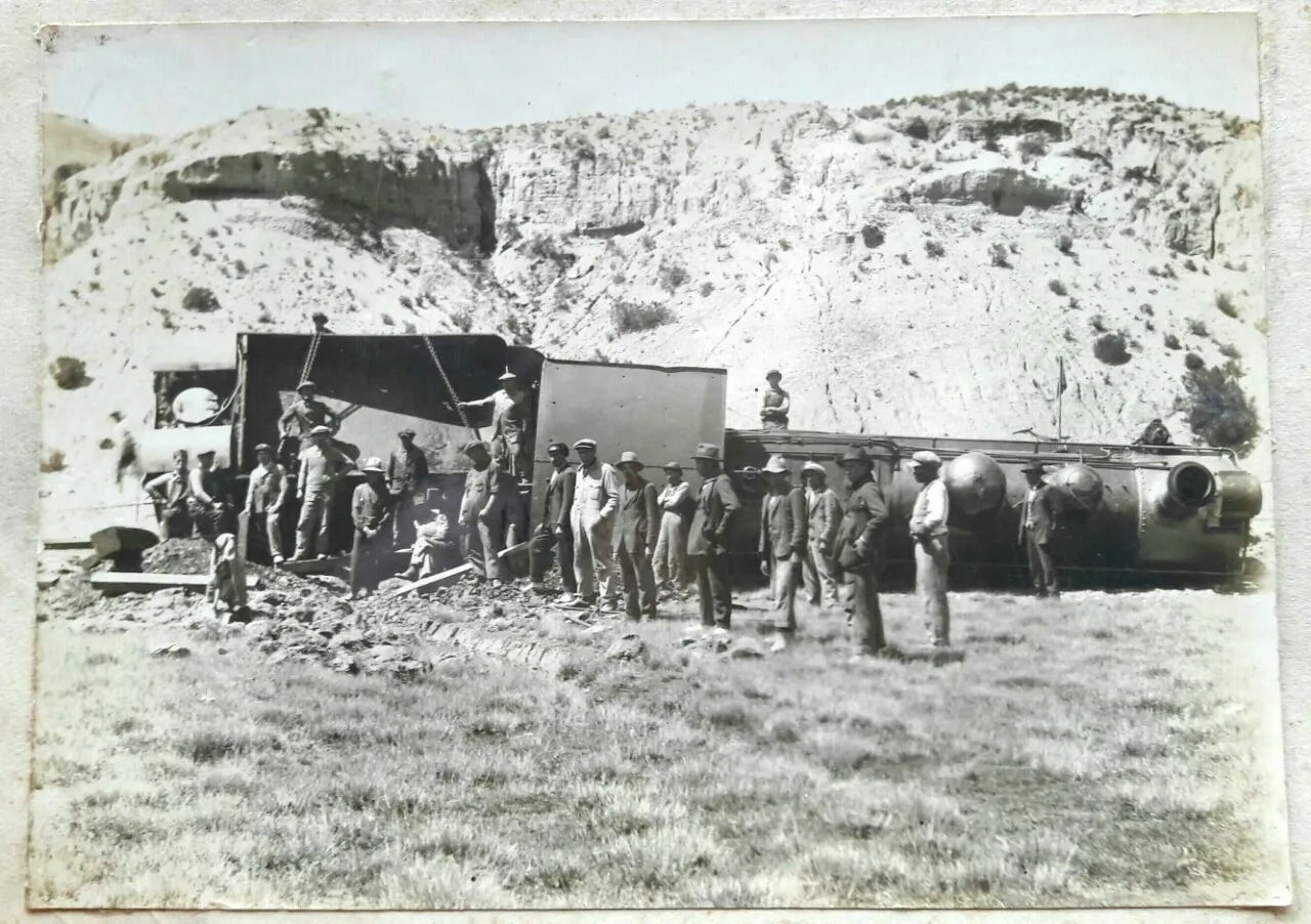 Tren volcado en los años 40s.