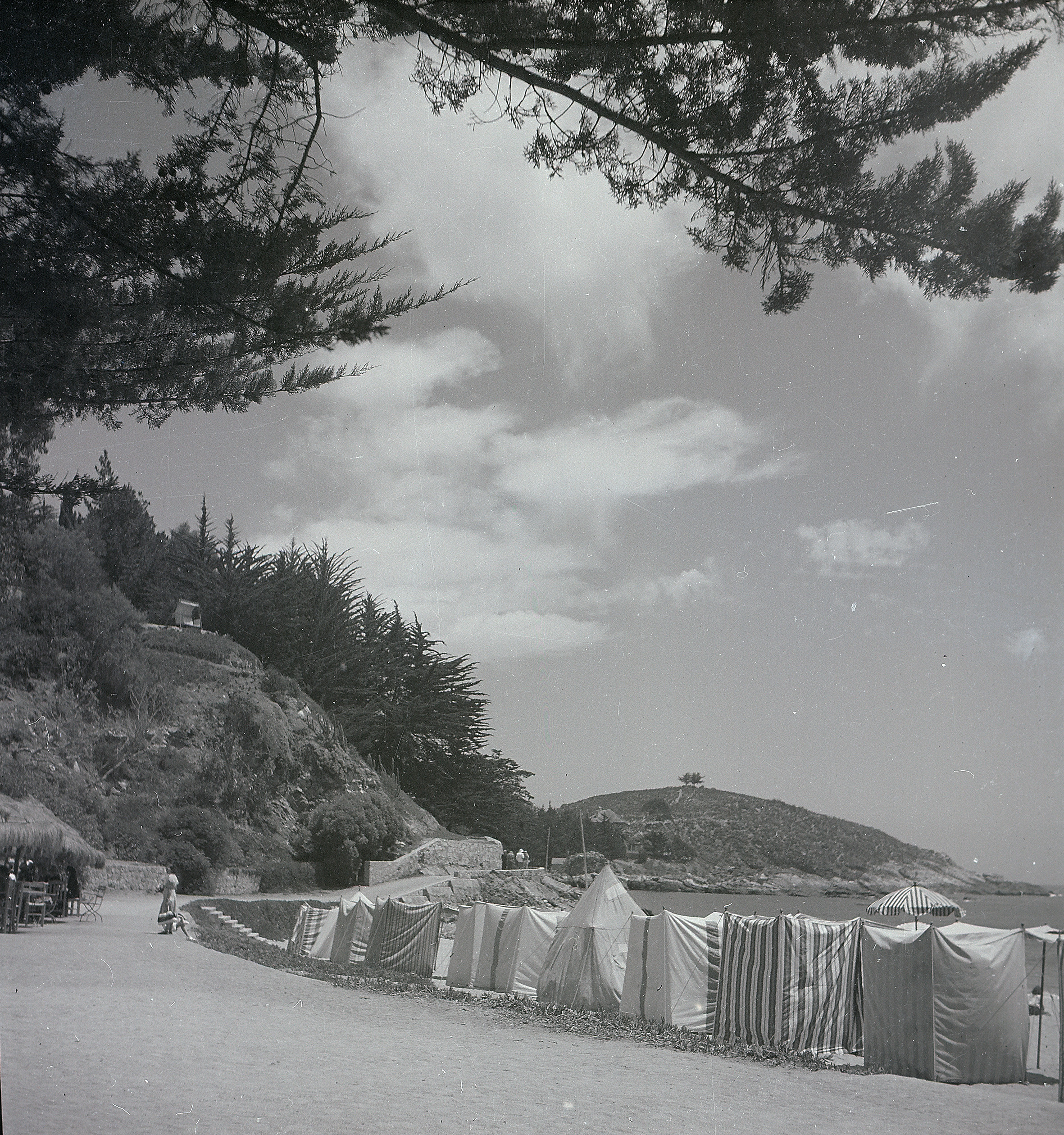Carpas en la playa de Zapallar en 1940