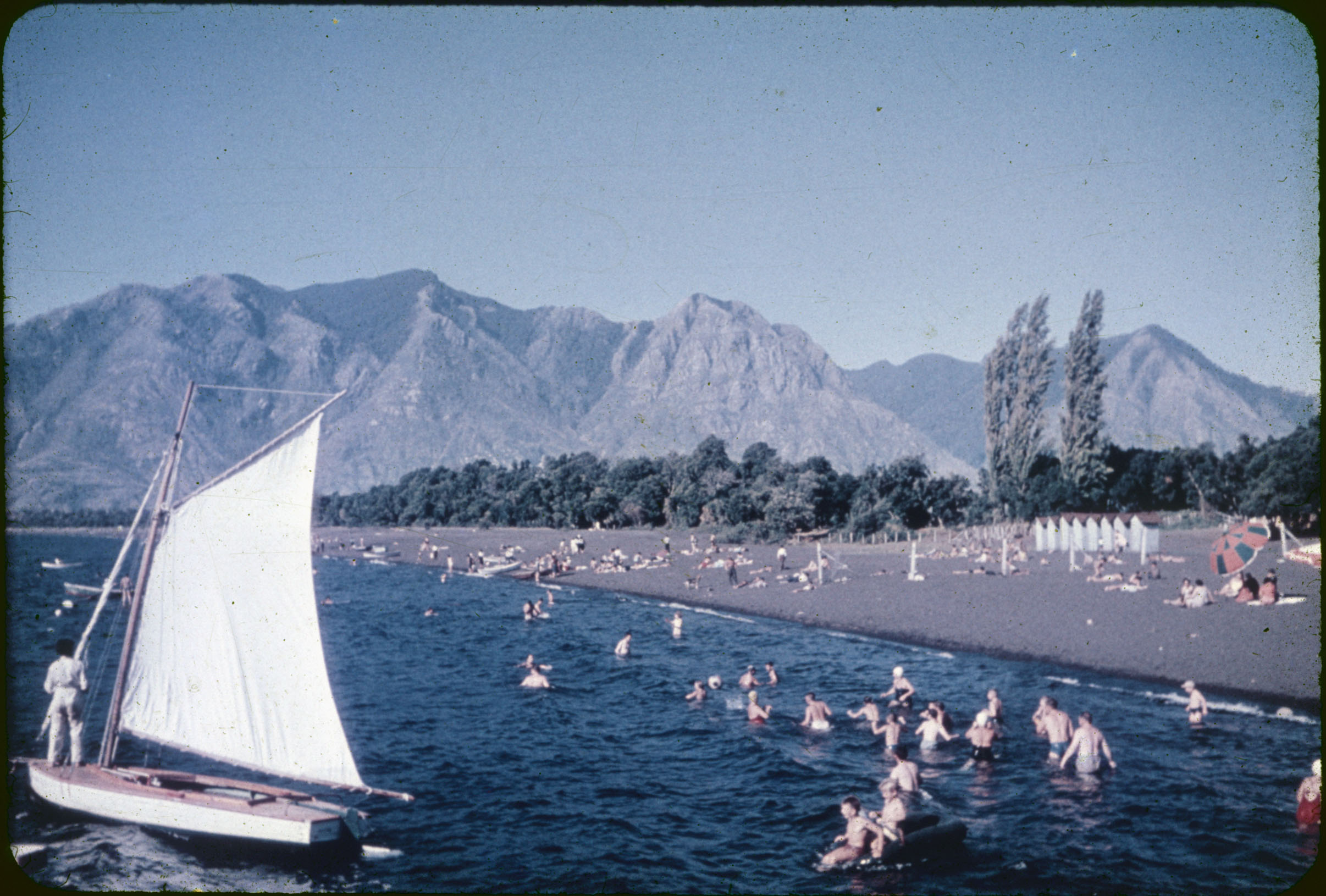 Verano en playa Pucón, 1960