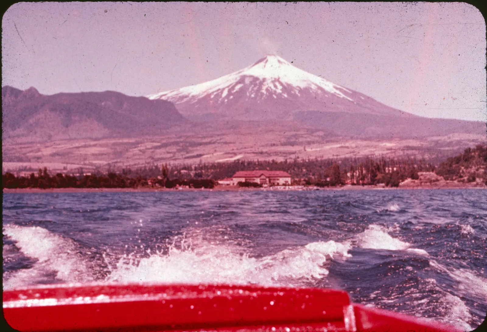 Volcán Villarica desde el Lago Villarica, ca. 1960