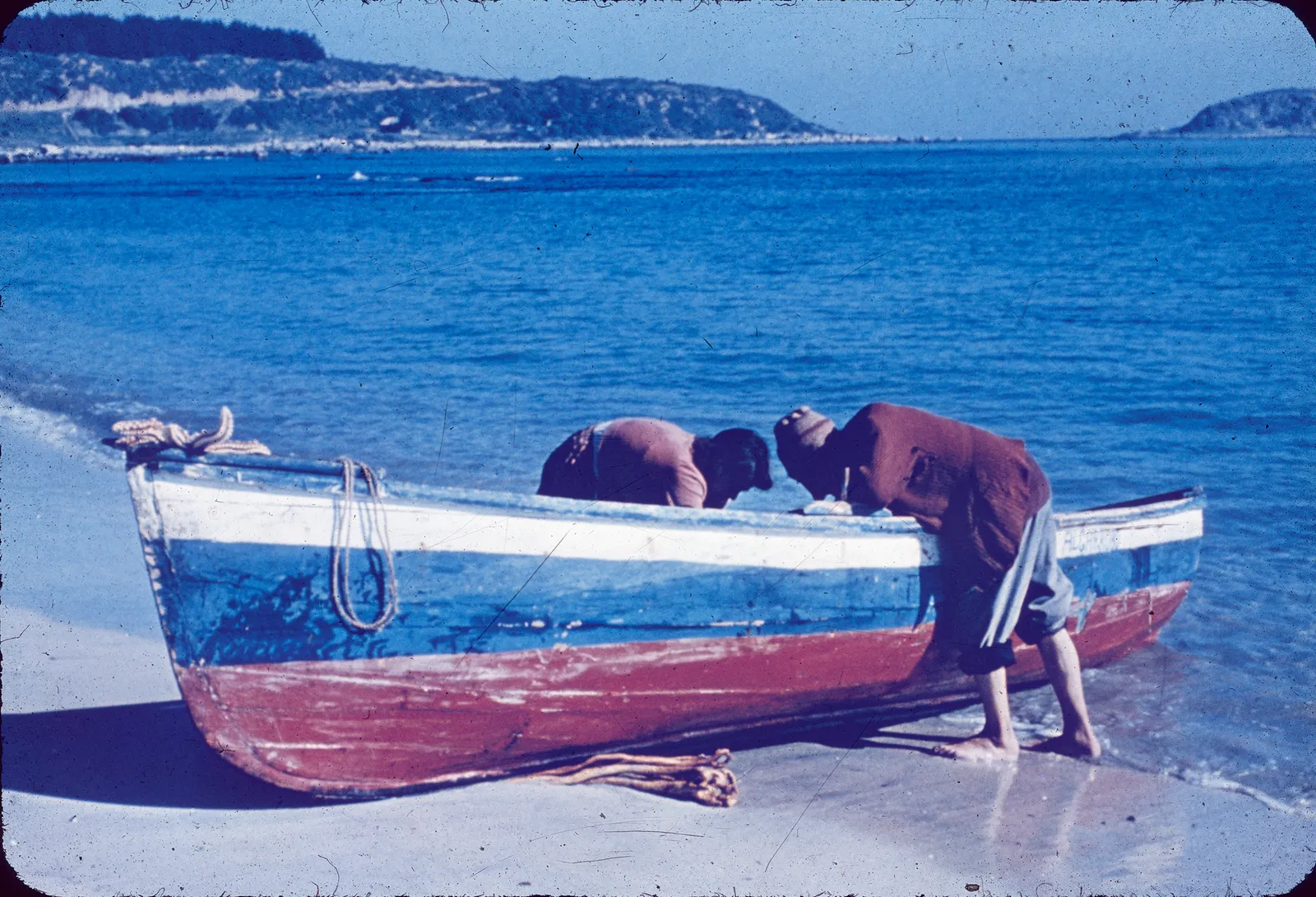 Pescadores en playa de Pichidangui en los años 60s