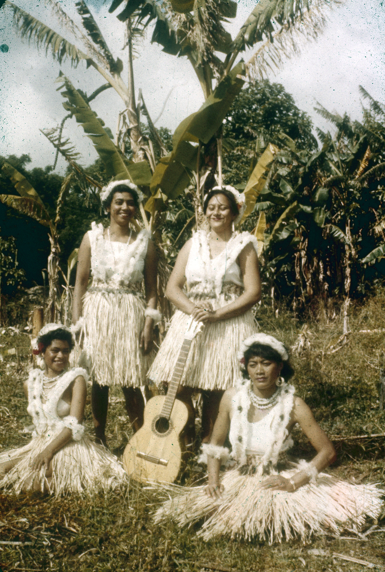 nativos en un lugar desconocido de isla de pascua años 60s