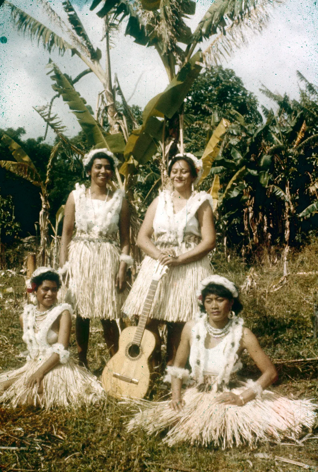nativos en un lugar desconocido de isla de pascua años 60s